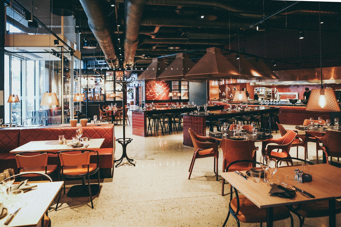 Unutrašnjost bistroa s toplim svjetlom