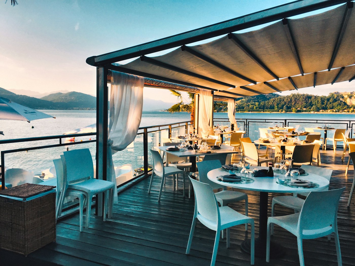 Terasa bistroa u ljetnoj večeri